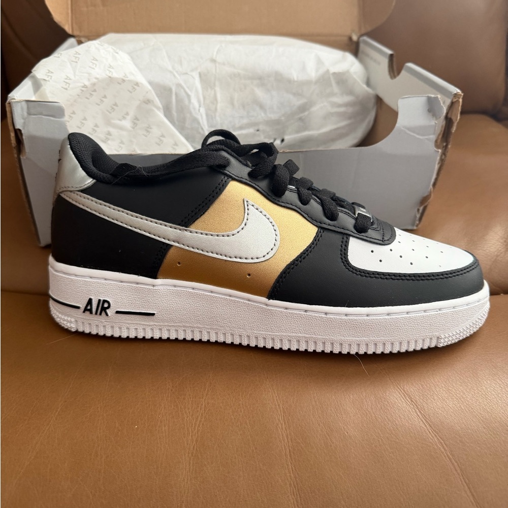 NIB Nike Kids Black, White, and Gold Sneakers 7Y or 8.5 Women’s